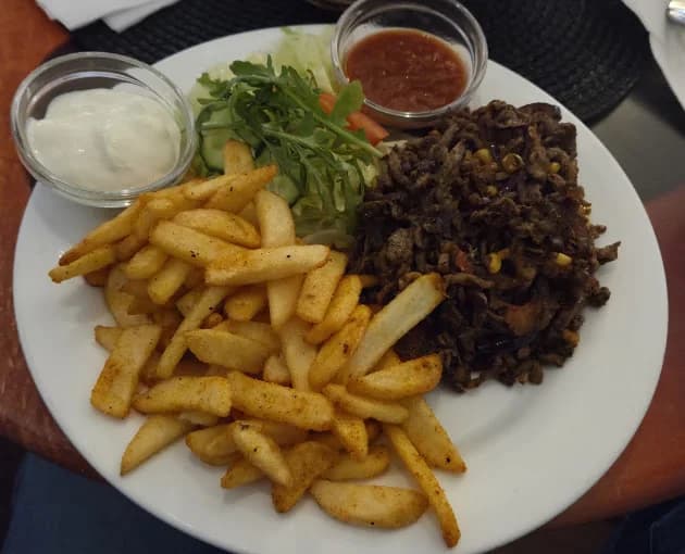 Fajitas med pommes frites og salat