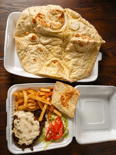 Kebab og pommes frites pakket for takeaway