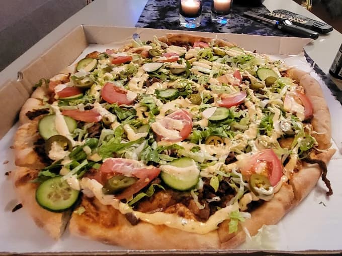 Pizza med grønnsaker fra Plassen Spiseri